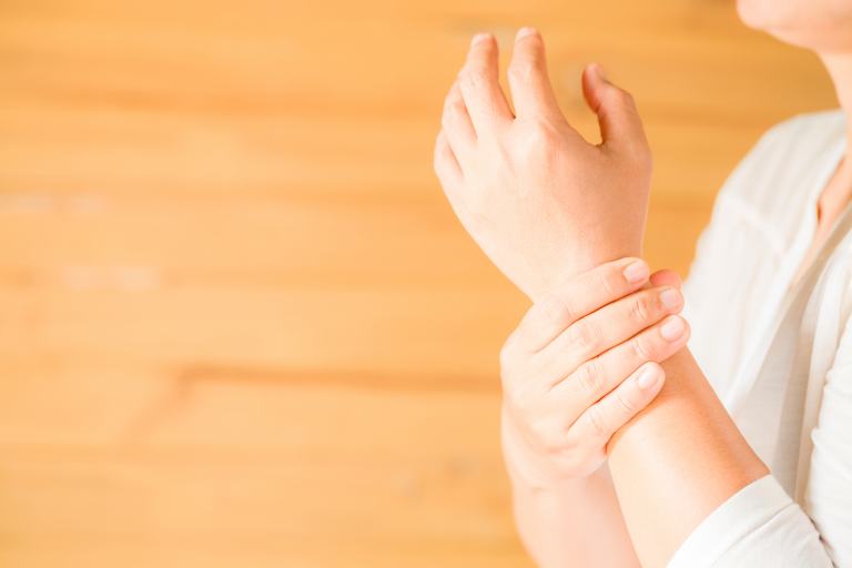 Personne qui se tient le poignet By VirBienetre Naturopathe Réflexologue